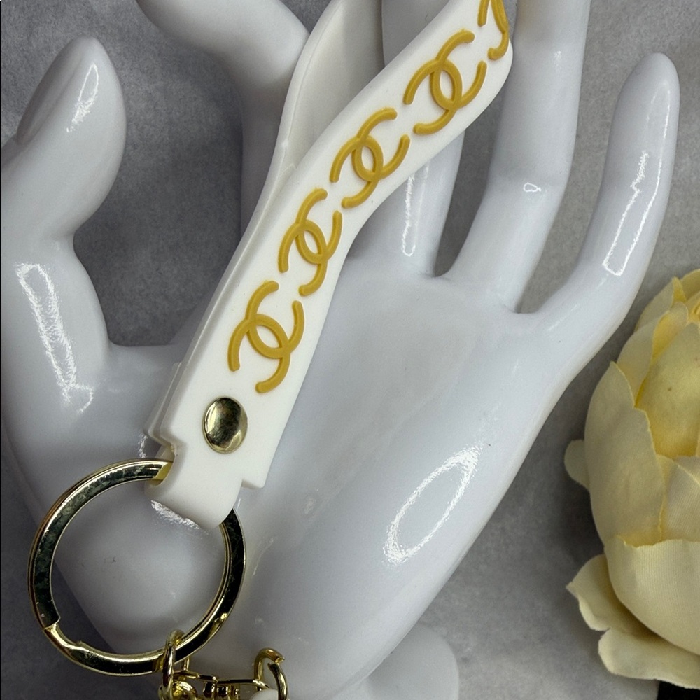White and Gold Key & Card Holder - Picture 2 of 5